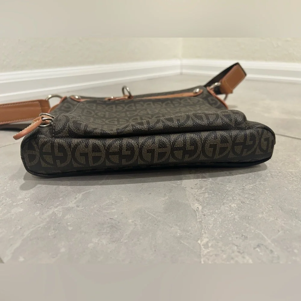 EUC Giani Bernini Block Signature Crossbody - Picture 6 of 16